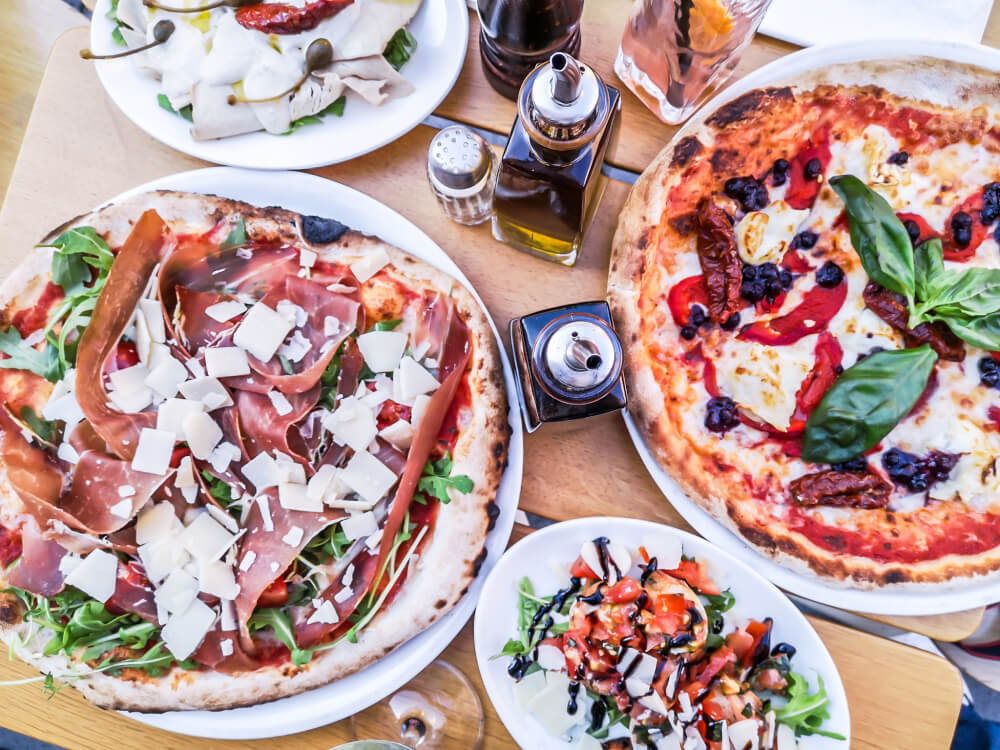 Featured image for article: Mouth-Watering Pizza Near Isartor: A Riva Bar Pizzeria Tal Review!