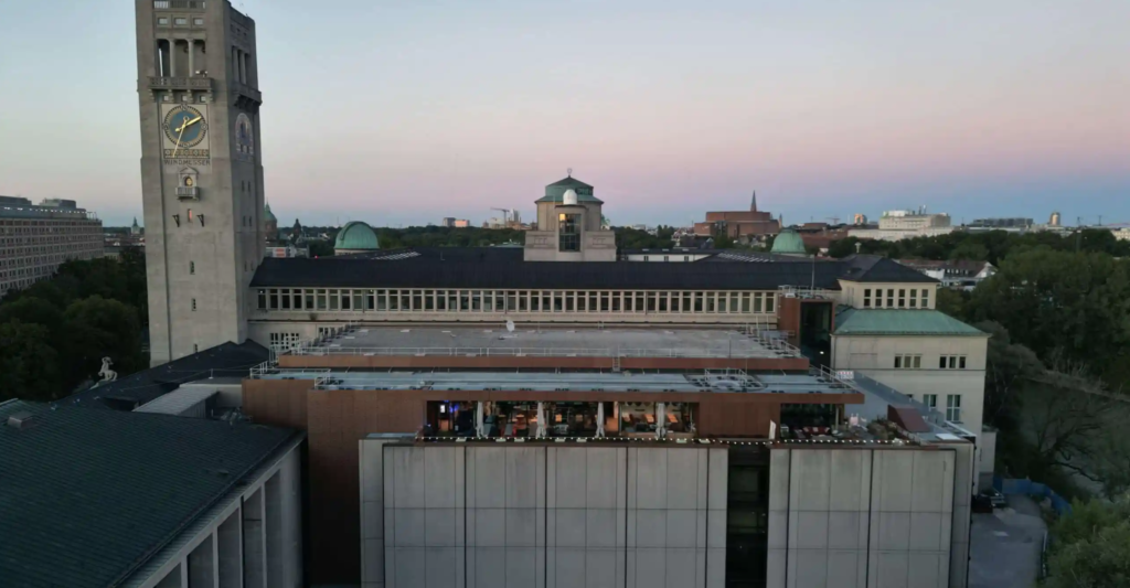 Rooftop Bars Frau im Mond